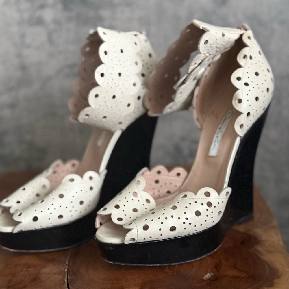 Oscar De La Renta Laser cut stunning wedges white leather sandals shoes vintage